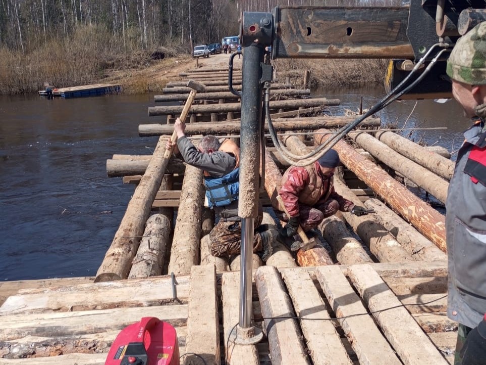 В Нагорском районе идут работы по монтажу деревянных низководных мостов через реку Кобра.
