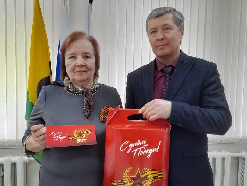 Владимир Булычев вручил подарочный набор председателю Нагорской районной организации.